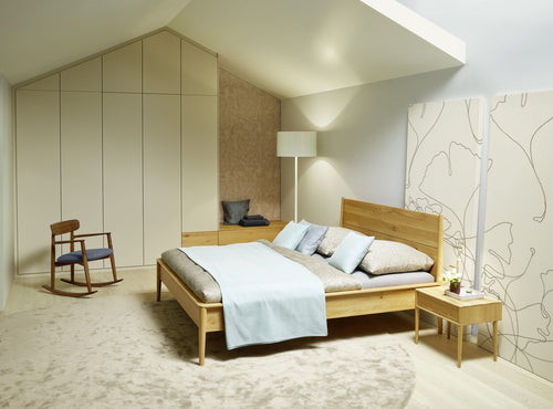 Anrei Bett Juna im Schlafzimmer