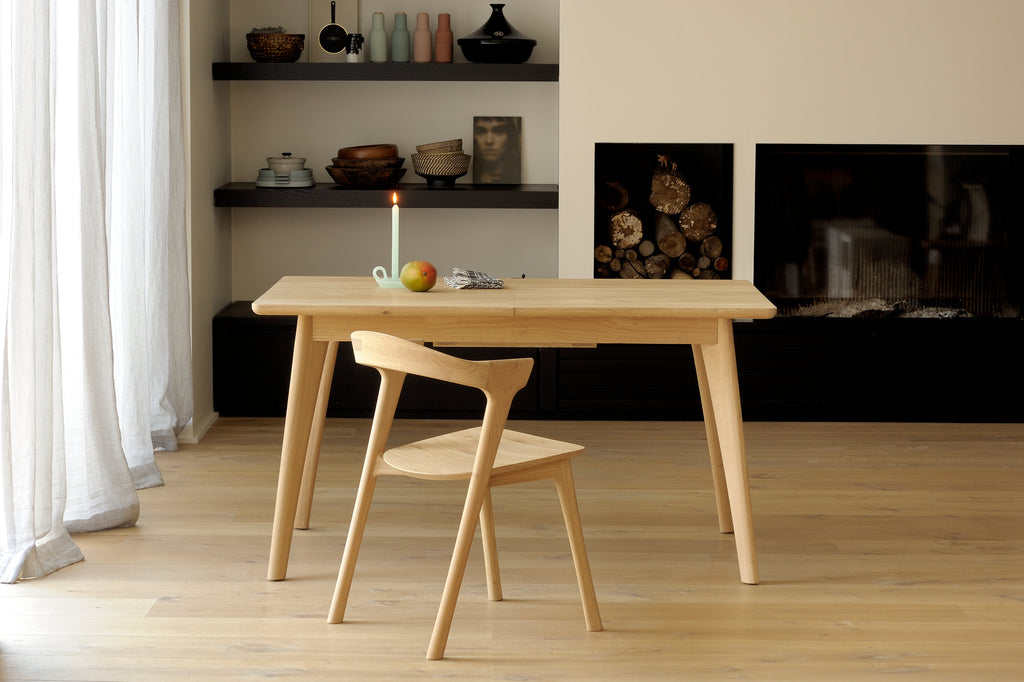 Ethnicraft Bok Stuhl neben Esstisch im modernen Interieur