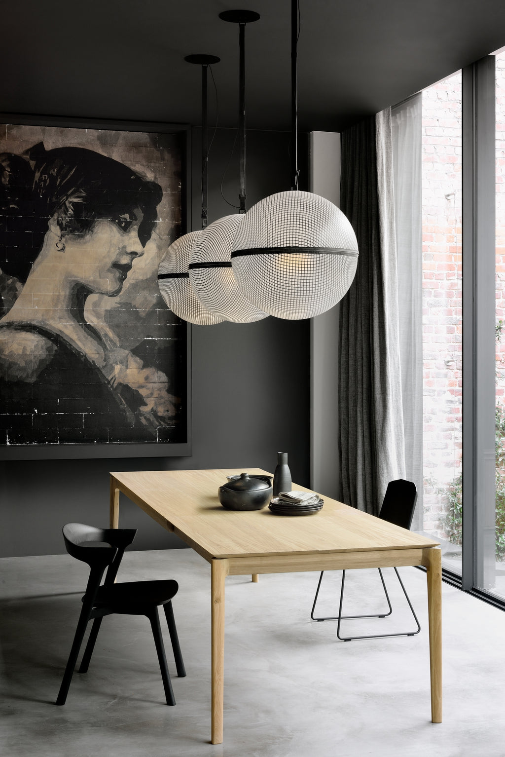 Ethnicraft Bok Tisch mit Pendelleuchten und Kunst