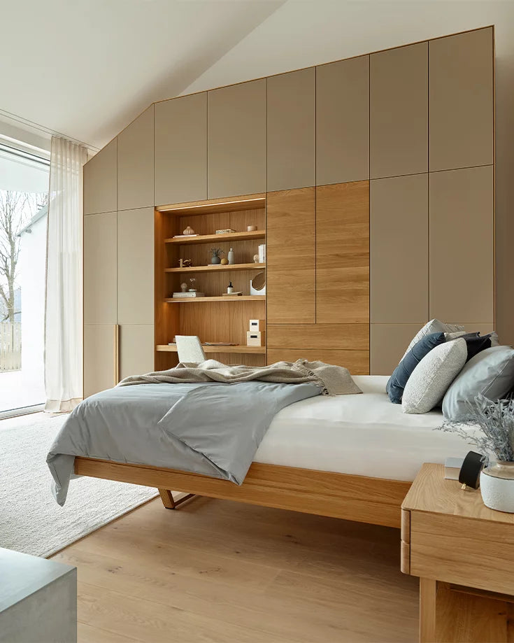 Team 7 float Bett in Eiche mit passendem Kleiderschrank