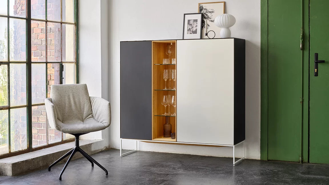 Team 7 grand lui Stuhl mit Drehgestell und cubus pure Highboard