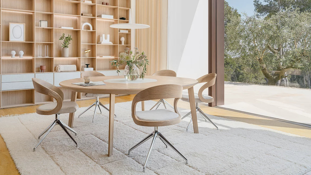 Team 7 miró Tisch im hohen Massivholz-Esszimmer