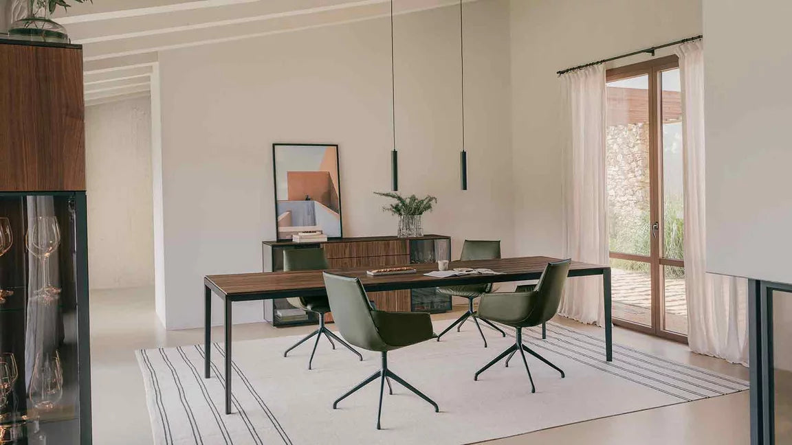 Team 7 tak Tisch im Esszimmer mit Lederstuhl