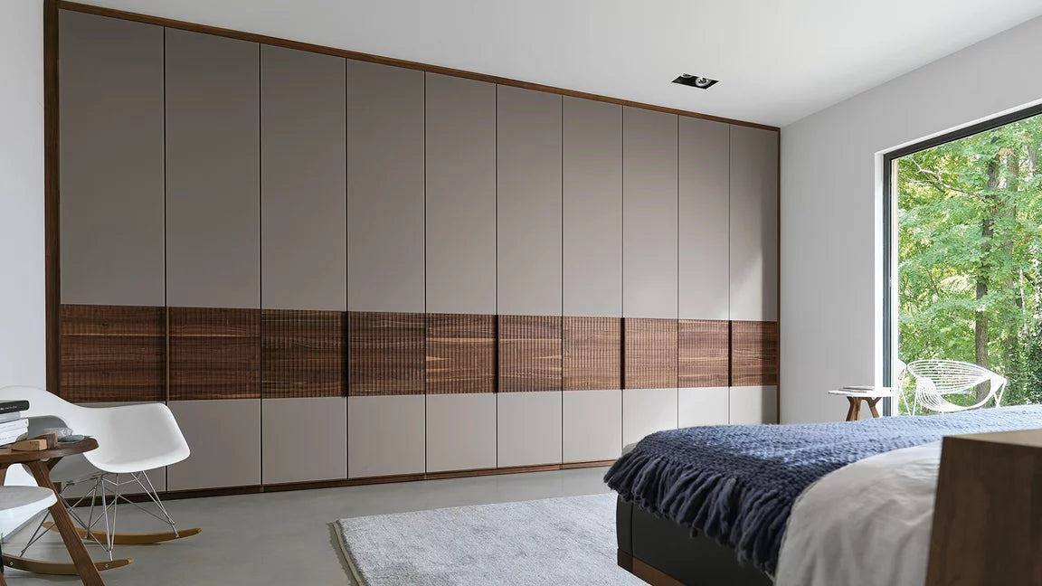 Team 7 valore Kleiderschrank mit Holzband-Relief
